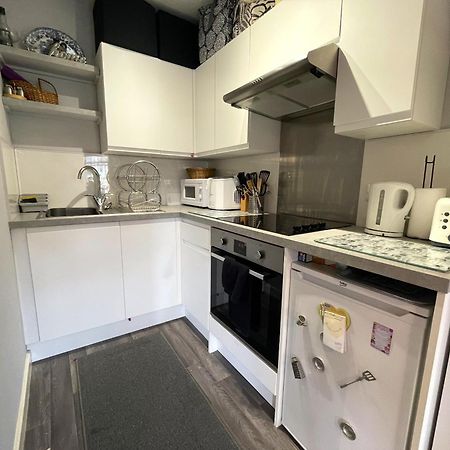 Snug Studio Apartment In Central Location Бристол Екстериор снимка