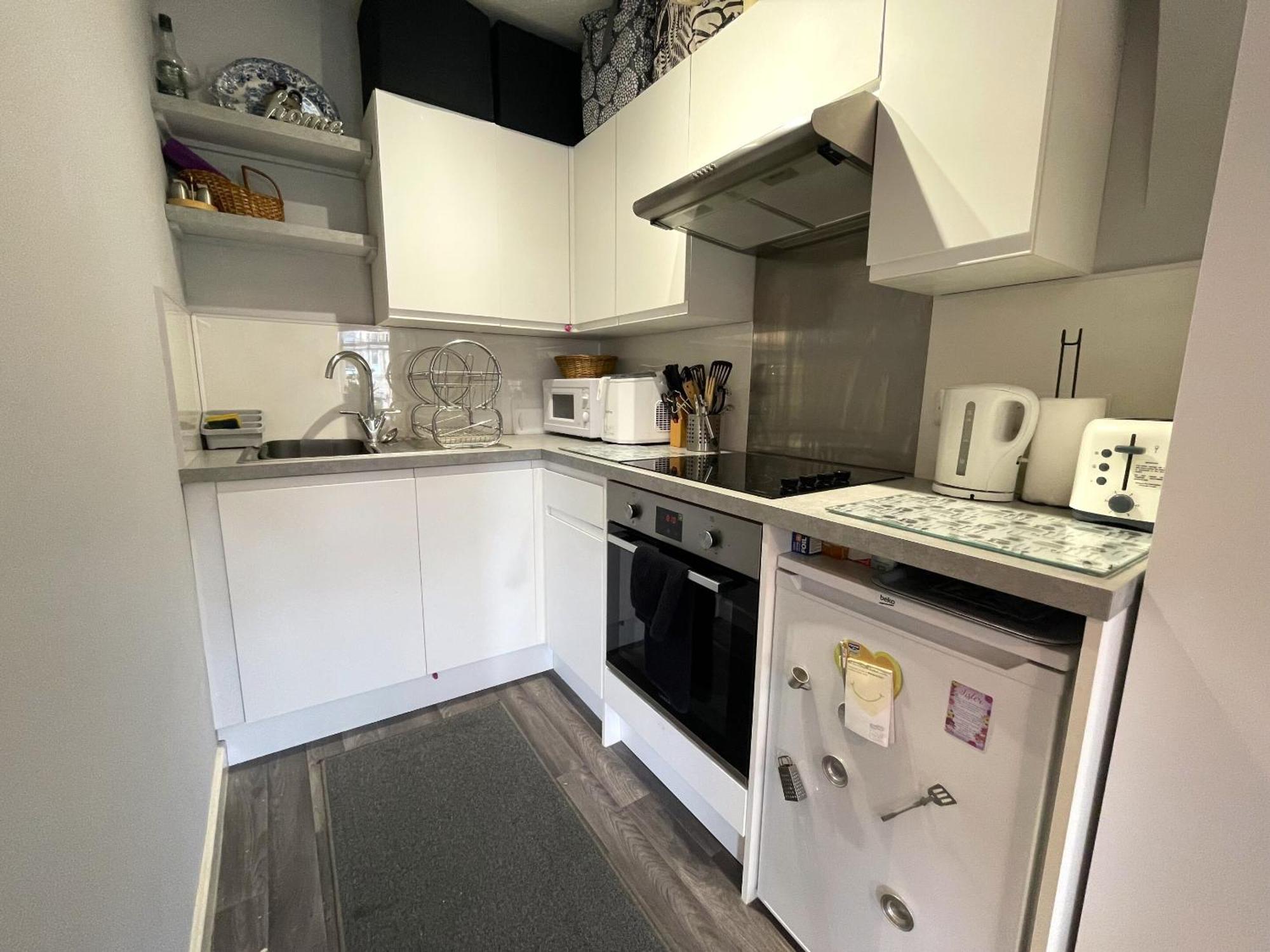 Snug Studio Apartment In Central Location Бристол Екстериор снимка